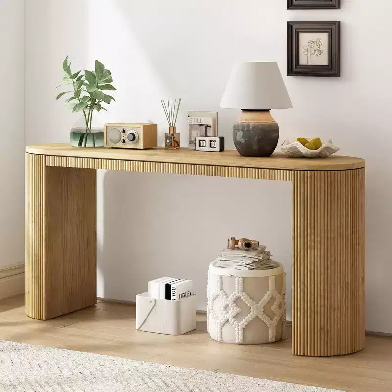 Consolle stretta con gambe curve e piano spesso