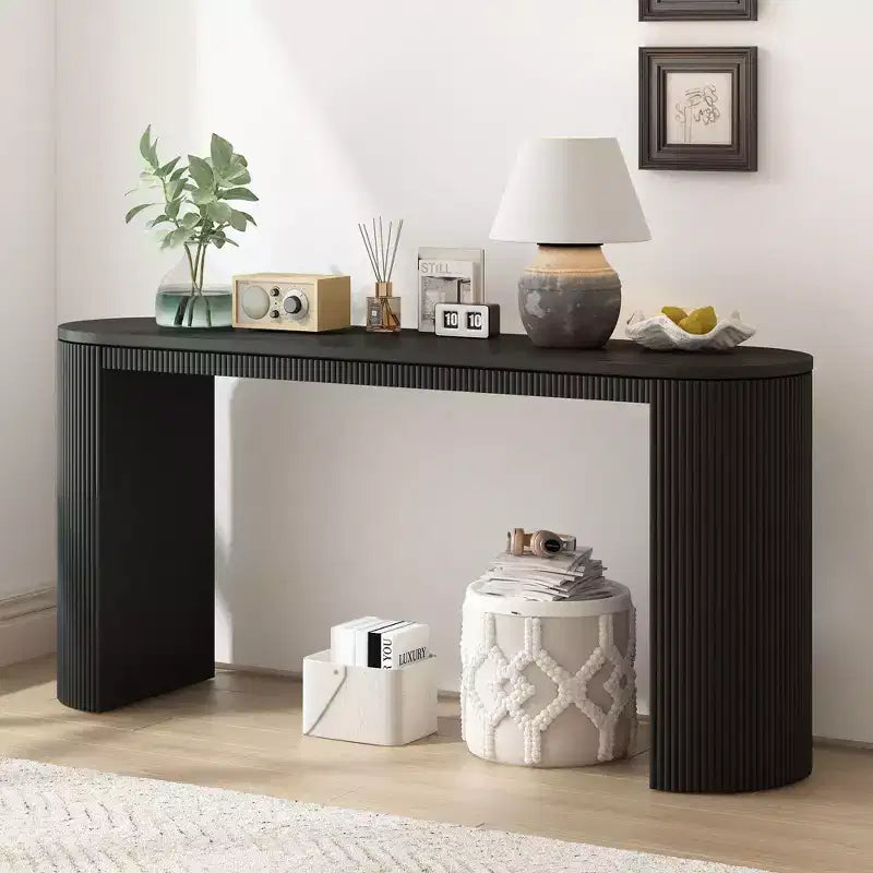 Consolle stretta con gambe curve e piano spesso