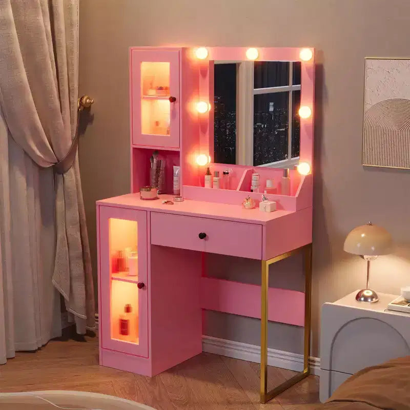 Toeletta con specchio, 3 modalità di illuminazione, prese di corrente e porte USB integrate, cassetti e mobiletto.