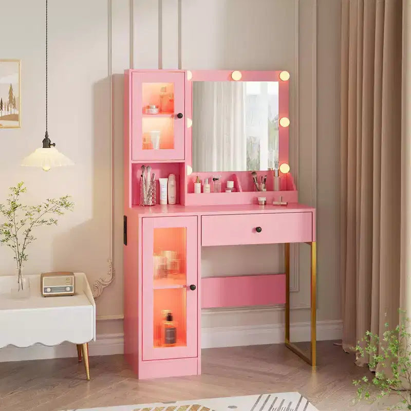 Toeletta con specchio, 3 modalità di illuminazione, prese di corrente e porte USB integrate, cassetti e mobiletto.
