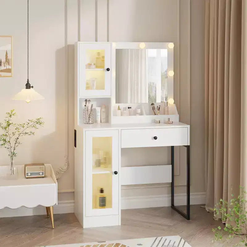 Toeletta con specchio, 3 modalità di illuminazione, prese di corrente e porte USB integrate, cassetti e mobiletto.
