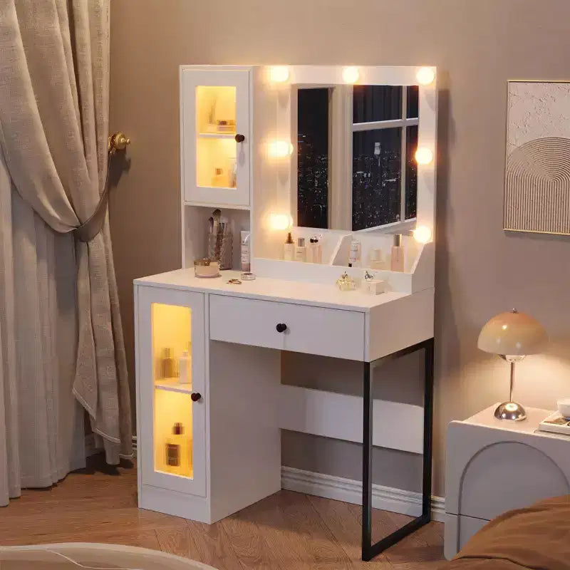Toeletta con specchio, 3 modalità di illuminazione, prese di corrente e porte USB integrate, cassetti e mobiletto.