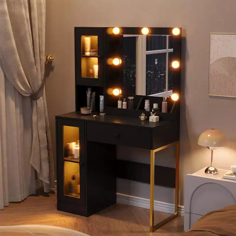 Toeletta con specchio, 3 modalità di illuminazione, prese di corrente e porte USB integrate, cassetti e mobiletto.