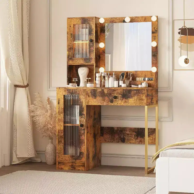 Toeletta con specchio, 3 modalità di illuminazione, prese di corrente e porte USB integrate, cassetti e mobiletto.