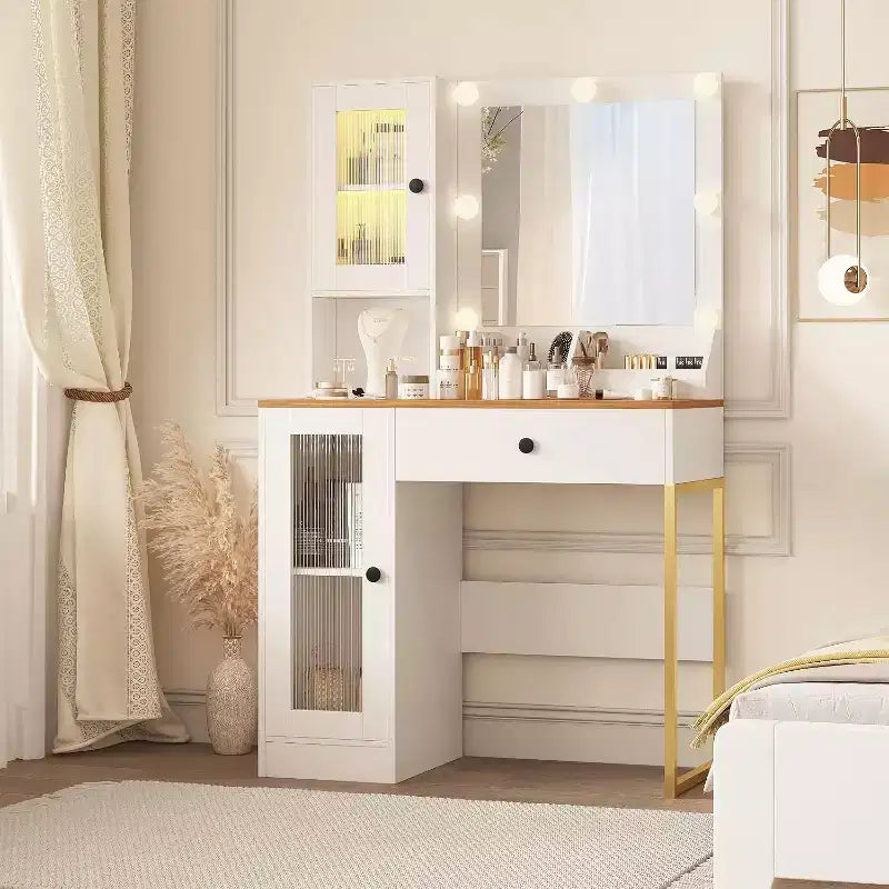 Toeletta con specchio, 3 modalità di illuminazione, prese di corrente e porte USB integrate, cassetti e mobiletto.