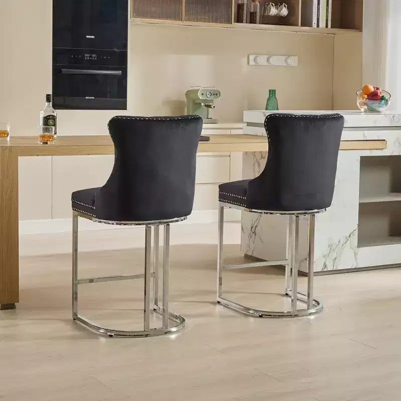 Set di 2 sgabelli da banco Okak da 26 pollici, sgabelli da bar moderni in velluto con schienale a bottoni e bordi rivettati, sedie da cucina in stile rustico con base in metallo cromato