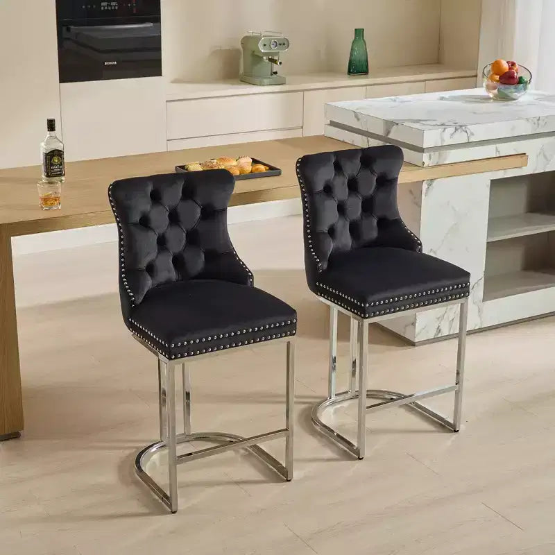 Set di 2 sgabelli da banco Okak da 26 pollici, sgabelli da bar moderni in velluto con schienale a bottoni e bordi rivettati, sedie da cucina in stile rustico con base in metallo cromato