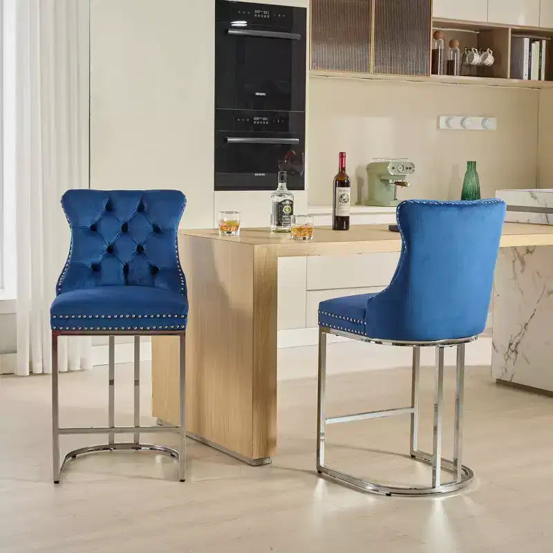 Set di 2 sgabelli da banco Okak da 26 pollici, sgabelli da bar moderni in velluto con schienale a bottoni e bordi rivettati, sedie da cucina in stile rustico con base in metallo cromato