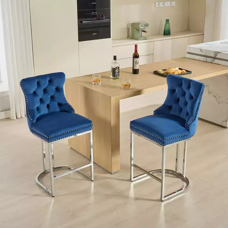 Set di 2 sgabelli da banco Okak da 26 pollici, sgabelli da bar moderni in velluto con schienale a bottoni e bordi rivettati, sedie da cucina in stile rustico con base in metallo cromato