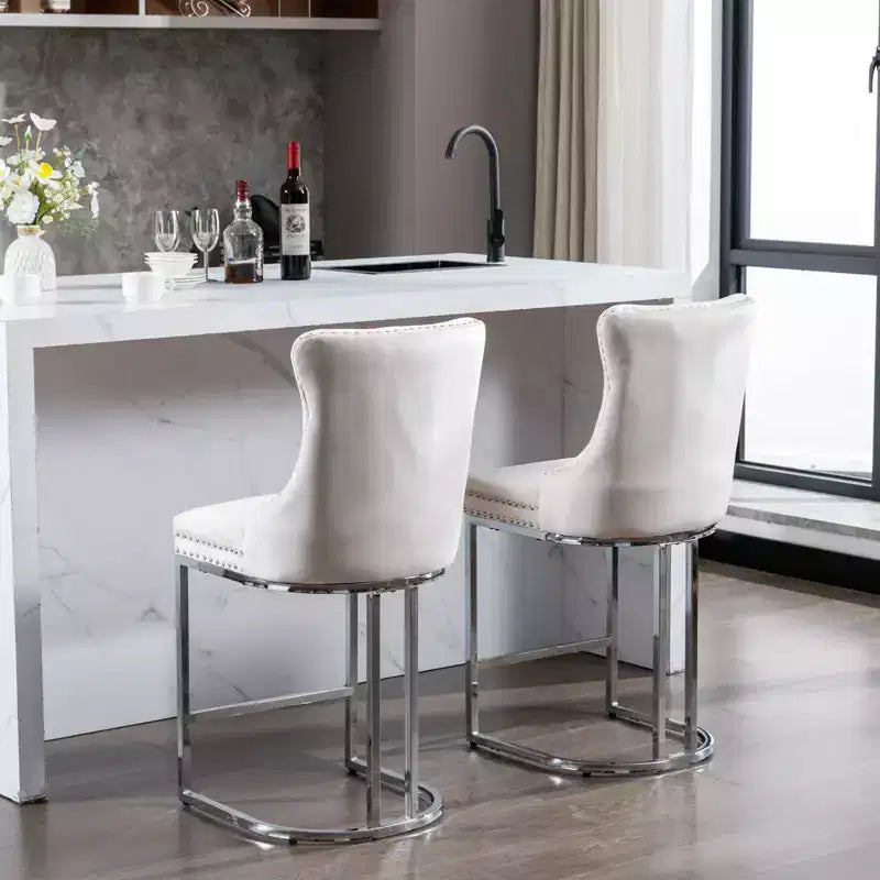 Set di 2 sgabelli da banco Okak da 26 pollici, sgabelli da bar moderni in velluto con schienale a bottoni e bordi rivettati, sedie da cucina in stile rustico con base in metallo cromato