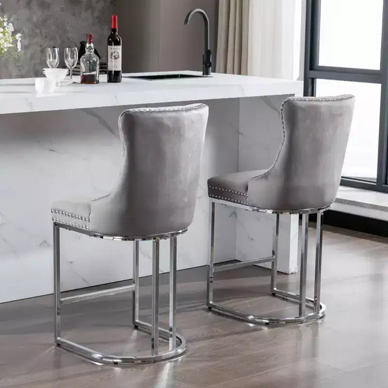 Set di 2 sgabelli da banco Okak da 26 pollici, sgabelli da bar moderni in velluto con schienale a bottoni e bordi rivettati, sedie da cucina in stile rustico con base in metallo cromato