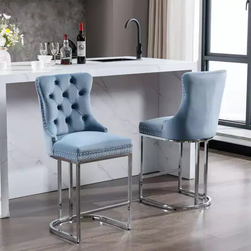 Set di 2 sgabelli da banco Okak da 26 pollici, sgabelli da bar moderni in velluto con schienale a bottoni e bordi rivettati, sedie da cucina in stile rustico con base in metallo cromato