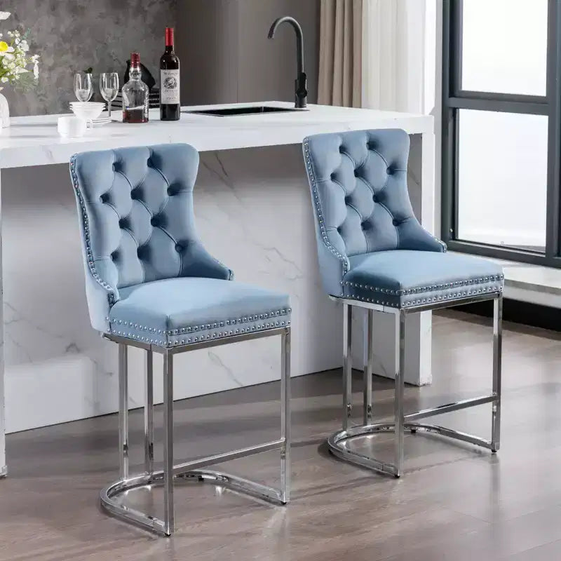 Set di 2 sgabelli da banco Okak da 26 pollici, sgabelli da bar moderni in velluto con schienale a bottoni e bordi rivettati, sedie da cucina in stile rustico con base in metallo cromato