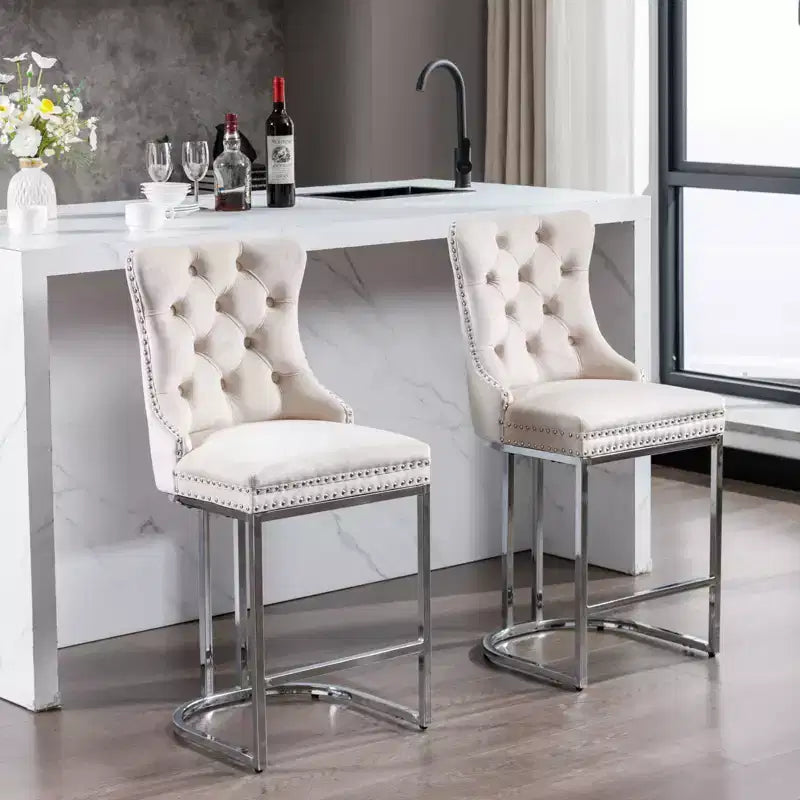 Set di 2 sgabelli da banco Okak da 26 pollici, sgabelli da bar moderni in velluto con schienale a bottoni e bordi rivettati, sedie da cucina in stile rustico con base in metallo cromato