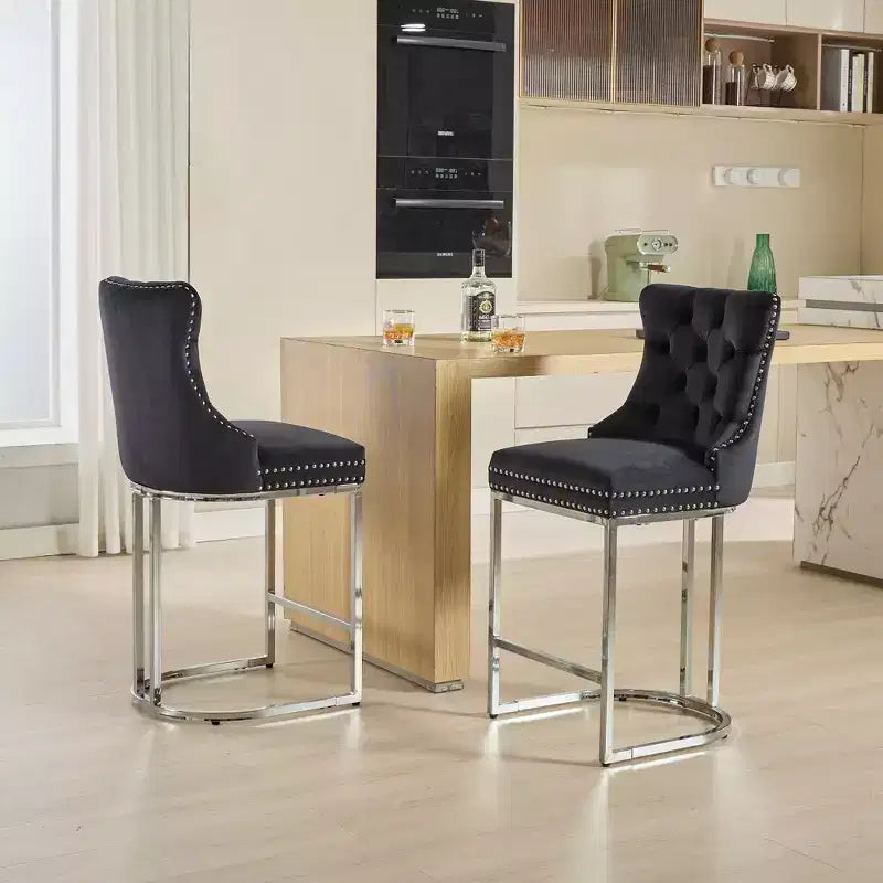 Set di 2 sgabelli da banco Okak da 26 pollici, sgabelli da bar moderni in velluto con schienale a bottoni e bordi rivettati, sedie da cucina in stile rustico con base in metallo cromato