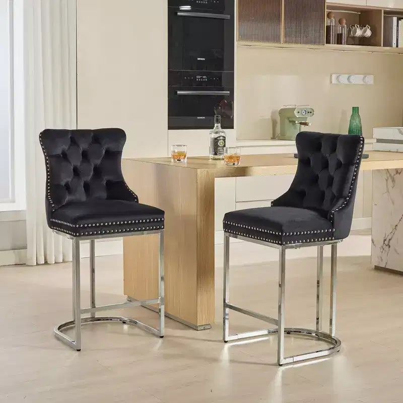 Set di 2 sgabelli da banco Okak da 26 pollici, sgabelli da bar moderni in velluto con schienale a bottoni e bordi rivettati, sedie da cucina in stile rustico con base in metallo cromato