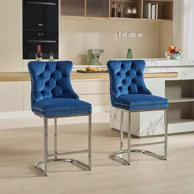 Set di 2 sgabelli da banco Okak da 26 pollici, sgabelli da bar moderni in velluto con schienale a bottoni e bordi rivettati, sedie da cucina in stile rustico con base in metallo cromato