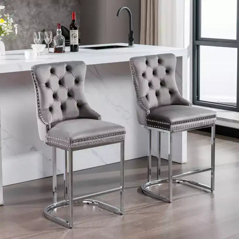 Set di 2 sgabelli da banco Okak da 26 pollici, sgabelli da bar moderni in velluto con schienale a bottoni e bordi rivettati, sedie da cucina in stile rustico con base in metallo cromato